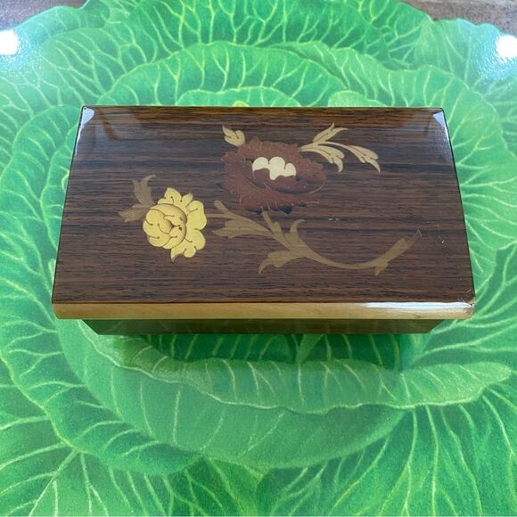 Vtg Capra Italian style inlaid music box - Picture 3 of 6